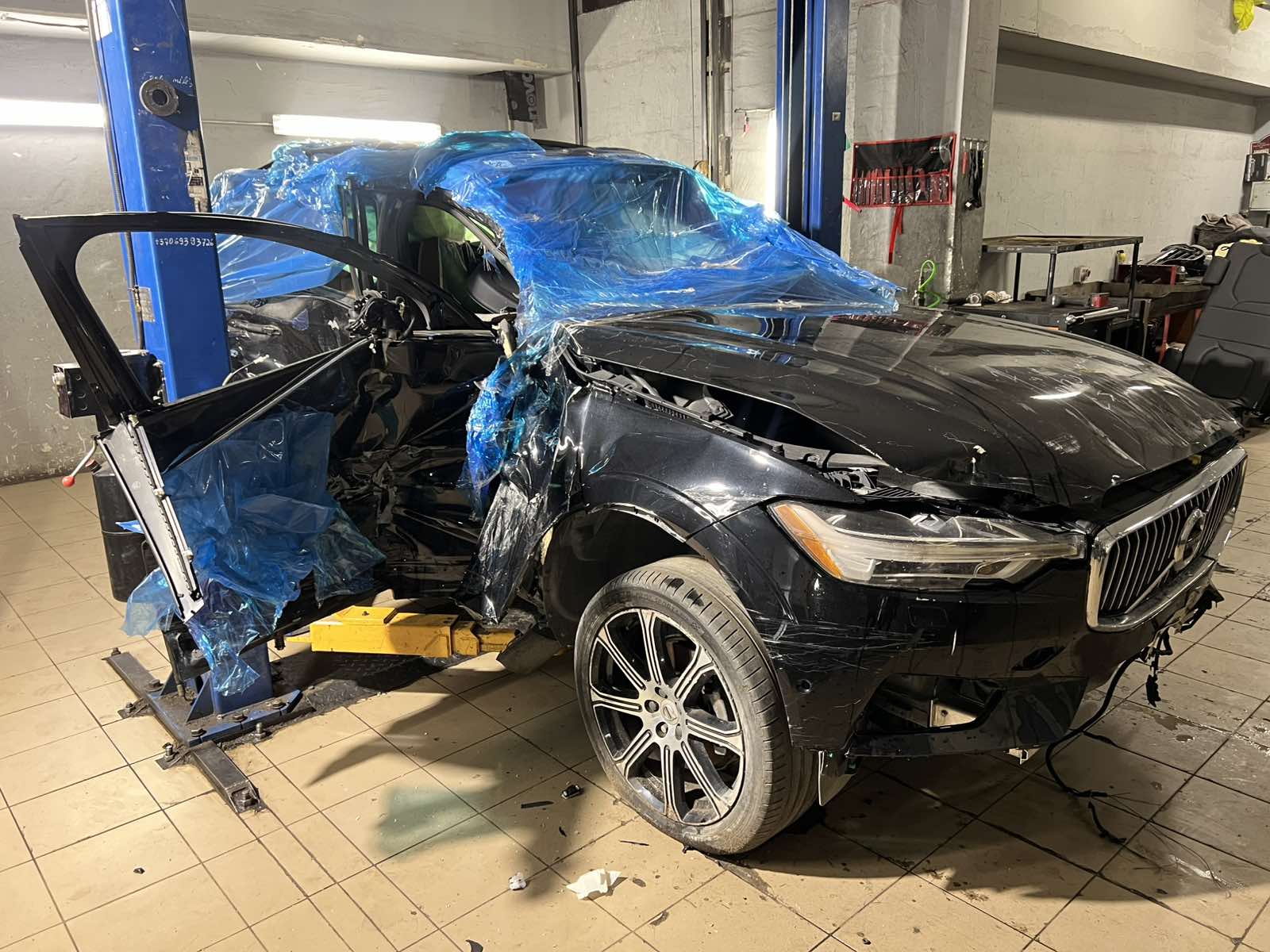Benutzt VOLVO XC60 Griff zum Öffnen der hinteren Seitentür außen und ...