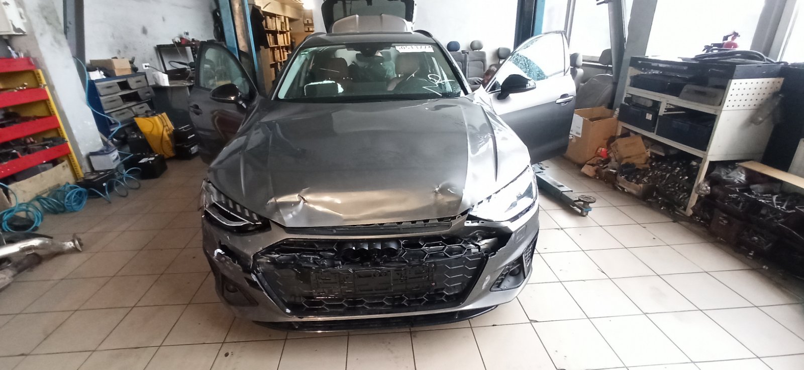 Benutzt AUDI A4 Griff zum Öffnen der hinteren Seitentür außen und seine ...