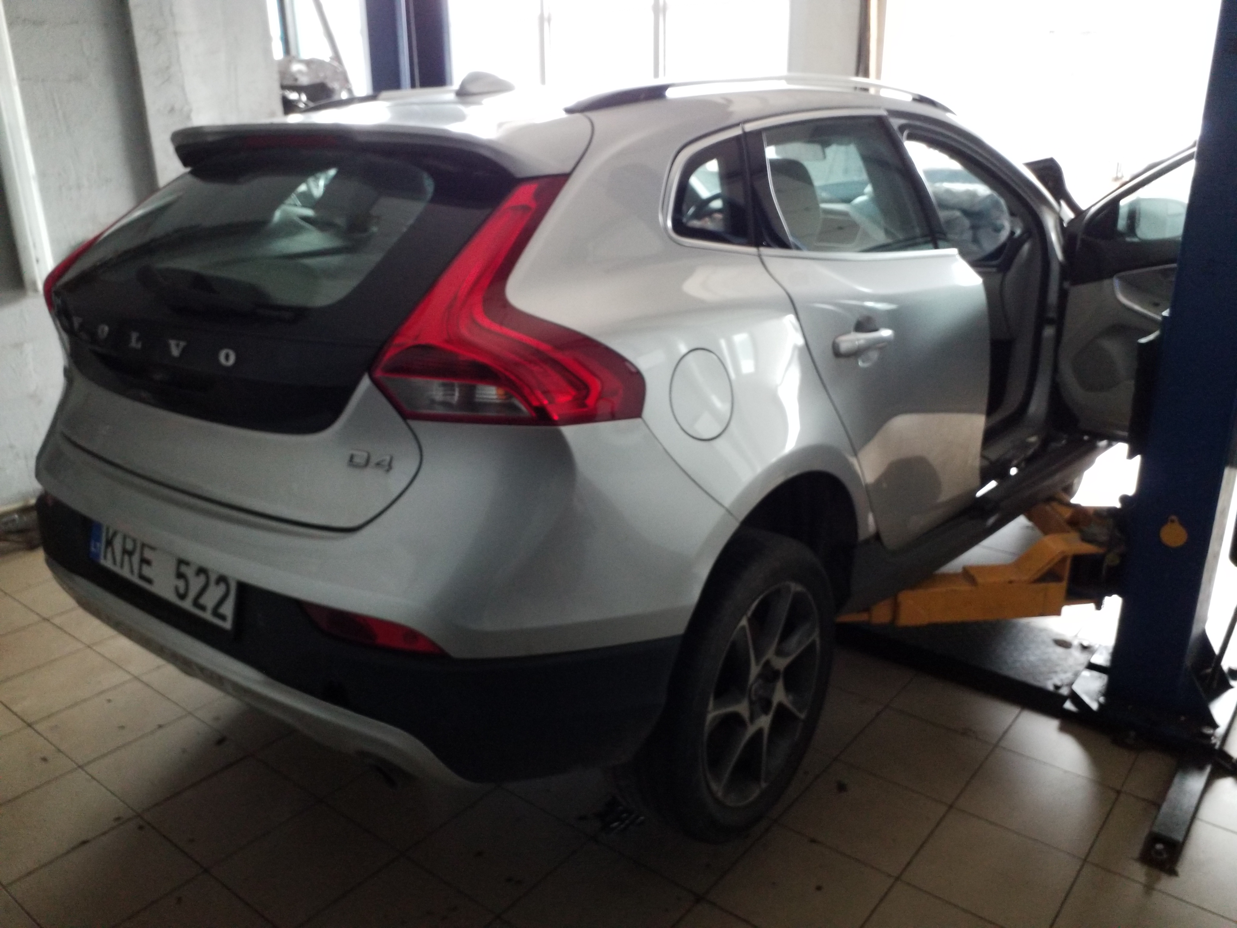 Used VOLVO V40 Front bumper lower spoiler 31323098